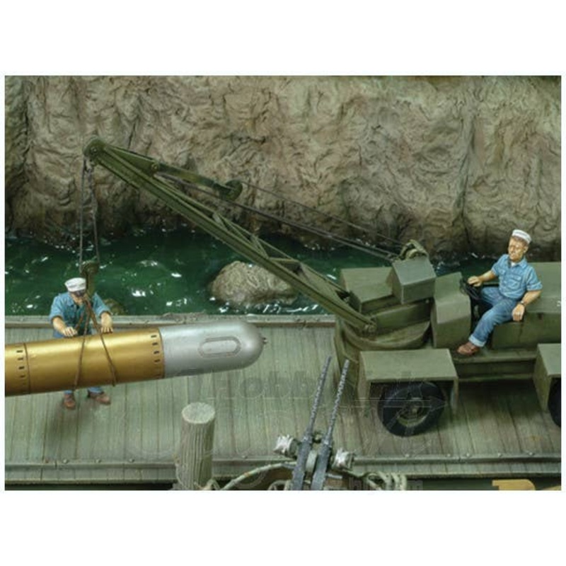 1/35 U.S. sailors loading torpedo (WWII)
