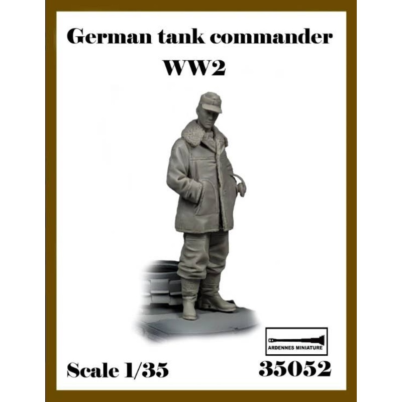 1/35 WWII German Army Tank Commander in Winter Coat