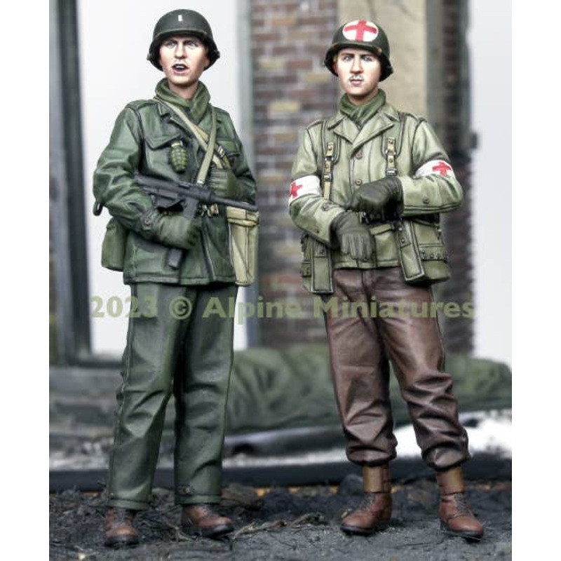 1/35 WWII US Army Infantry Infantry and Medic (Set of 2)