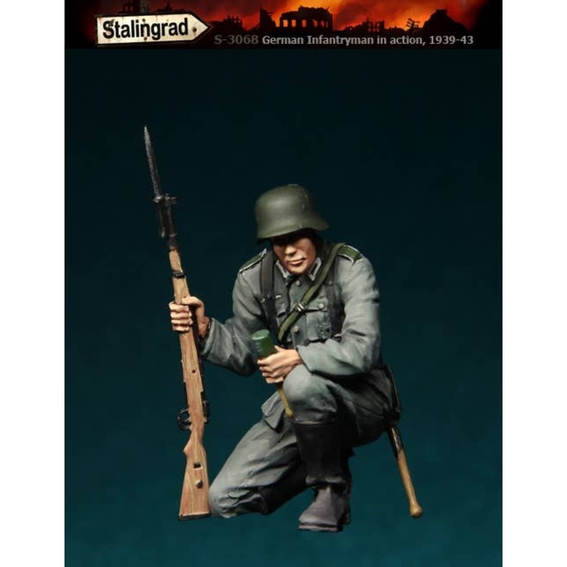 1/35 German Infantry 1939 - 43 (8) Soldier Holding a Grenade