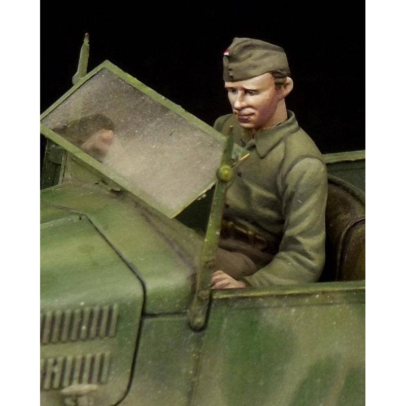 1/35 Italian Driver for 508 CM Coloniale WW II (for Tamiya/Italeri)