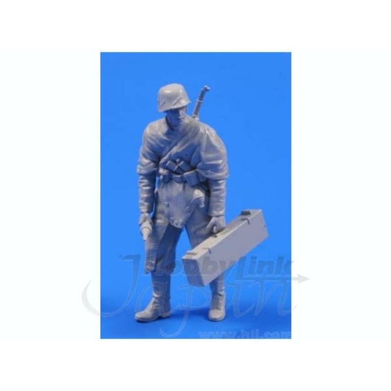 1/35 Wermacht Tank Hunter Marching (1 figure)