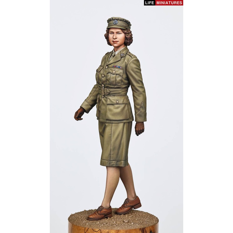1/35 WWII British Auxiliary Provincial Volunteer Force, Warrant Officer Elizabeth Windsor marching, 1945