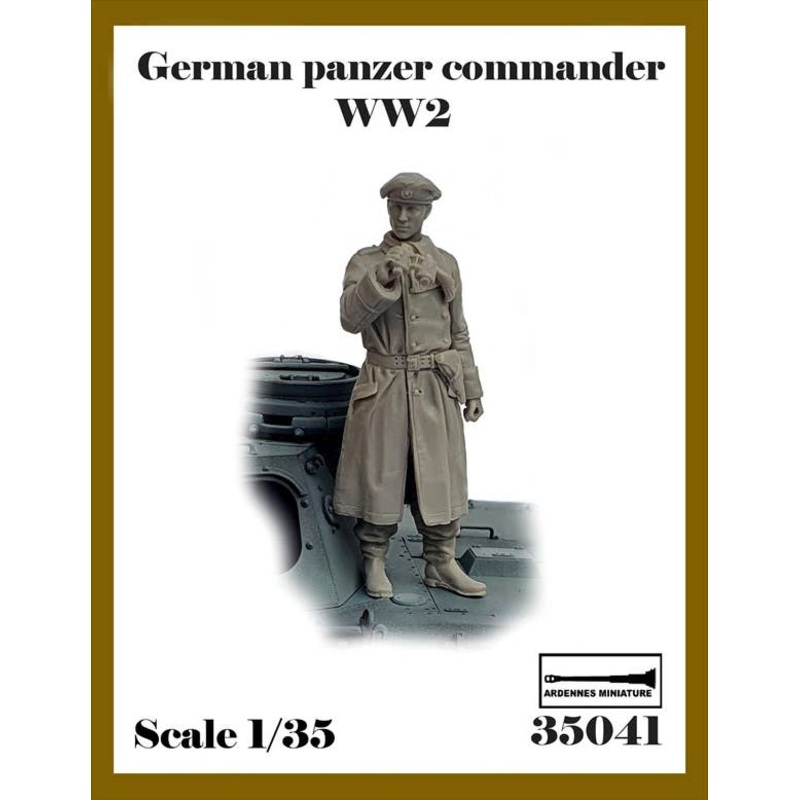 1/35 WWII German Tank Crew Early in the War #2 Tank Commander with Binoculars (1pcs)