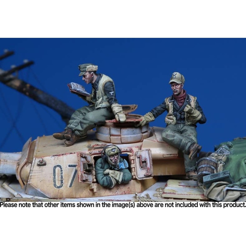 1/35 WWII German Tank Crew Winter Equipment Set (3 units included)