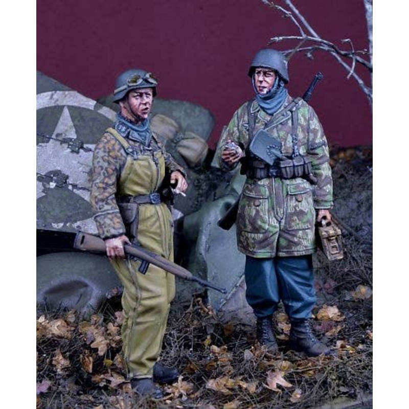 1/35 WWII German Waffen-SS Petty Officer in Tanker Trousers and Fallschirmjager Ardennes 1944 (Set of 2)