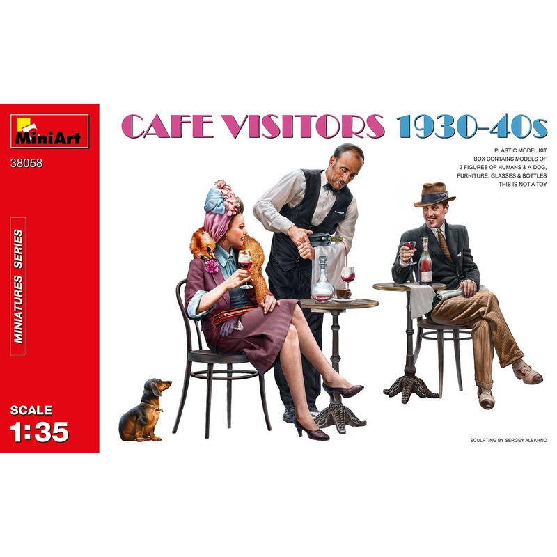 1/35 Cafe Visitors 1930-40s 3 Figures & 1 Dog