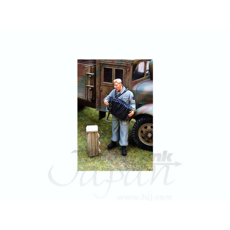 1/35 German Tankman in Overalls Playing Accordian WWII