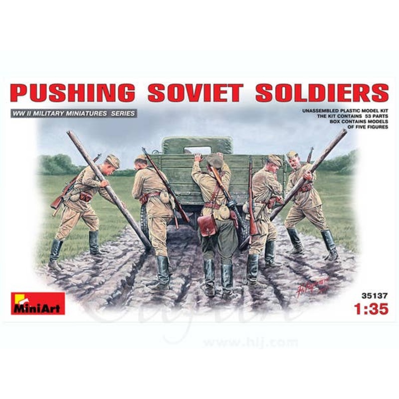 1/35 Pushing Soviet Soldiers