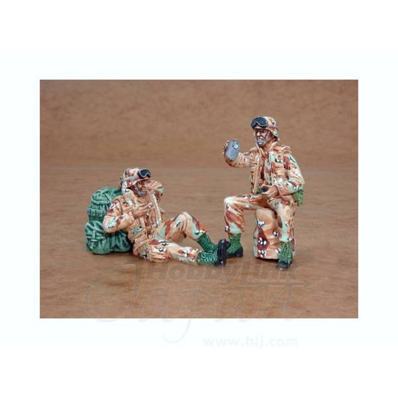 1/35 US Army modern soldiers at rest