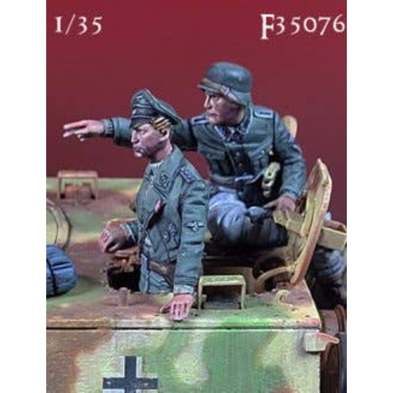 1/35 WWII German Waffen SS Commander/Panzergrenadier Set (2 pieces)