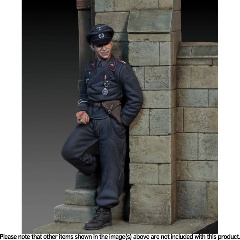 1/35 German Tanker Leaning Against the Wall WWII