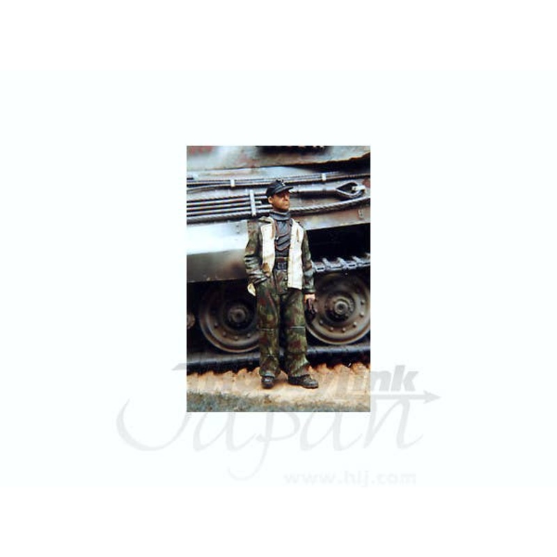 1/35 German Tankman in Parka Late WWII