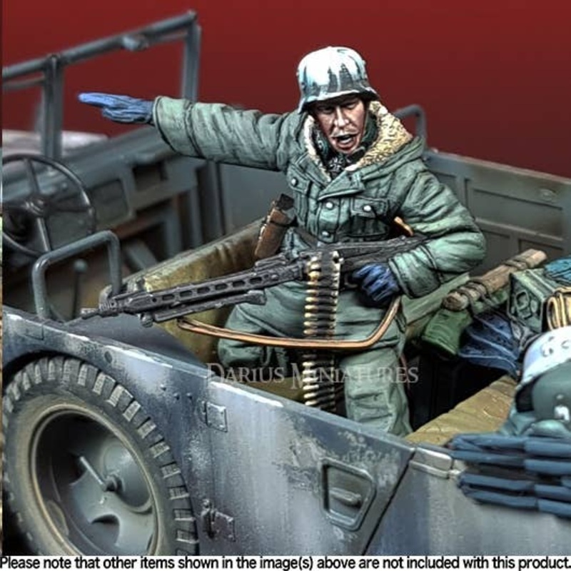 1/35 WW.II German Waffen-SS MG42 Gunner Pointing the Target from the Vehicle
