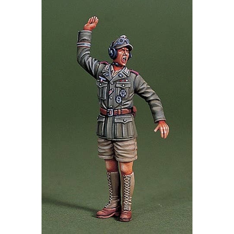 1/35 WWII DAK Panzer Commander on Board