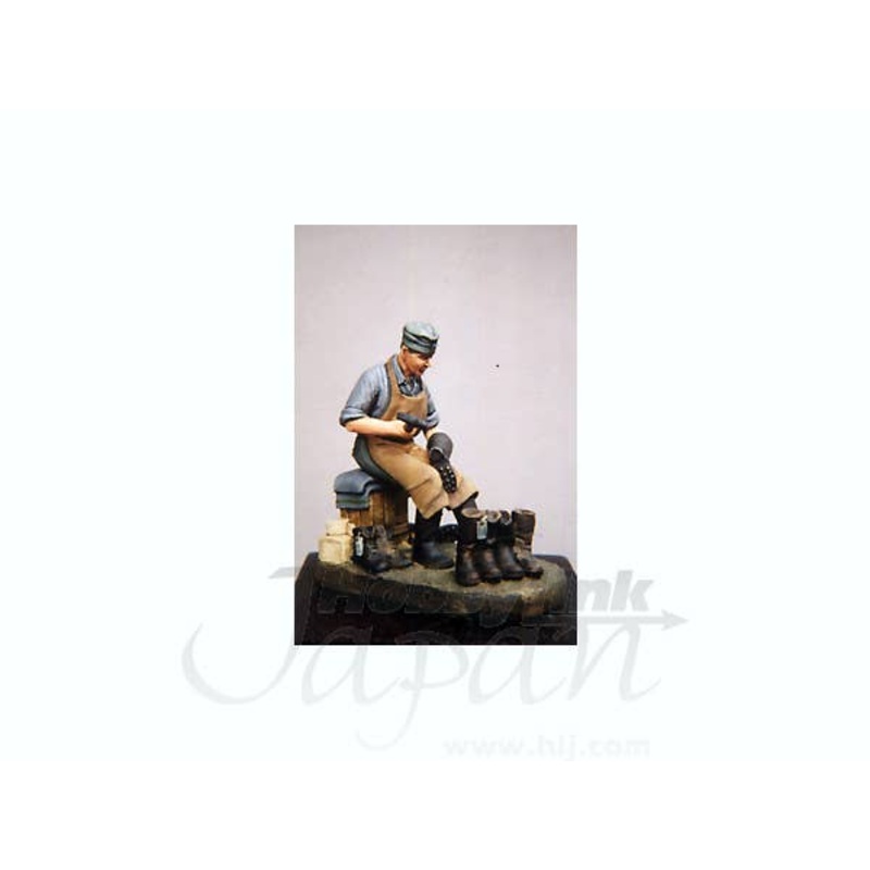 1/35 WWII German Army Cobbler Seated Repairing Boots
