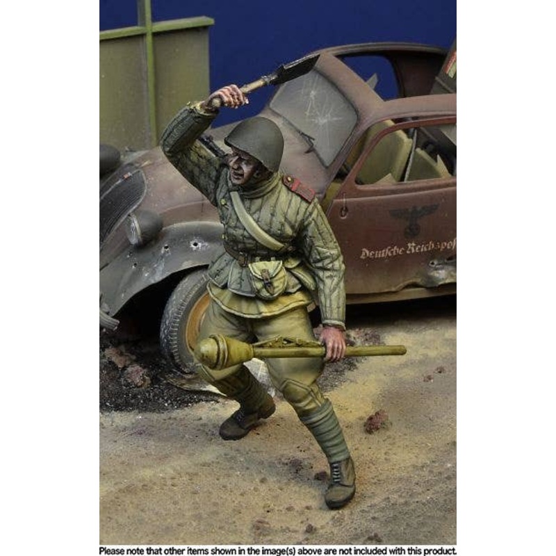 1/35 WWII Soviet Infantry Fighting Back with a Dew Shovel Berlin 1945