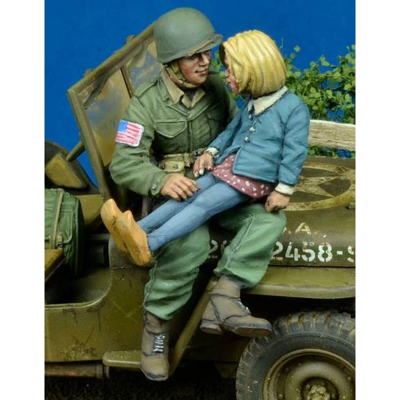 1/35 WWII US Army Paratrooper and Girl 1944-45 (Set of 2)
