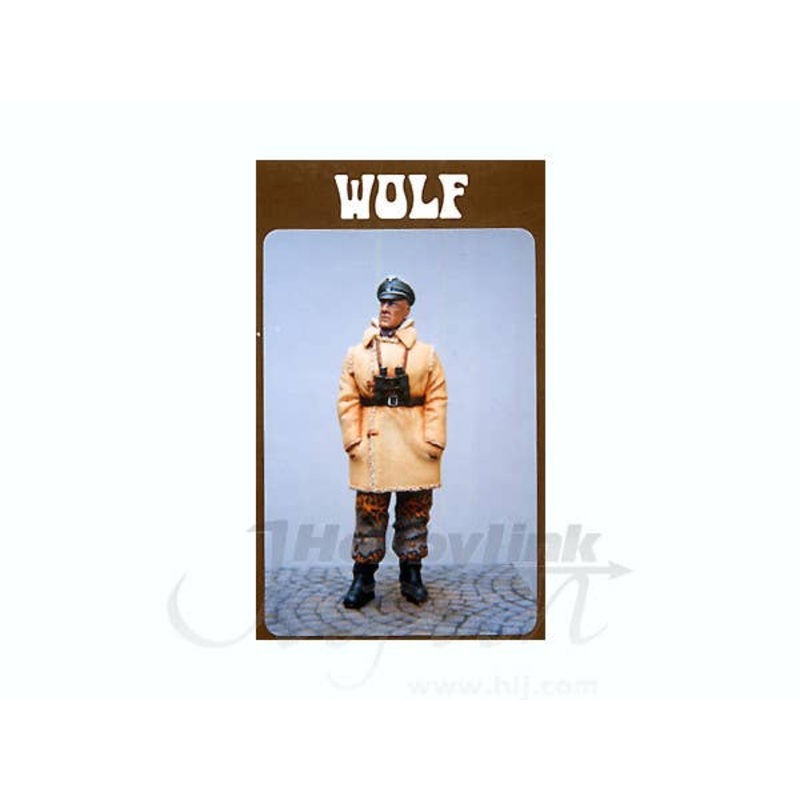 1/35 German Officer Late WWII in Sheepskin Coat