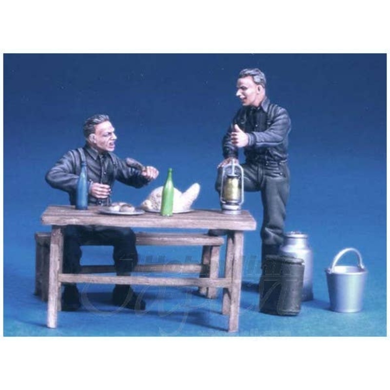 1/35 German Soldiers at Table Set (WWII)