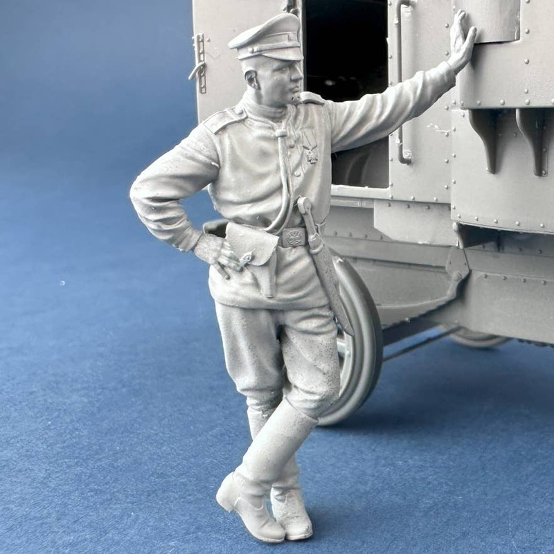 1/35 Russian Armoured Car Officer