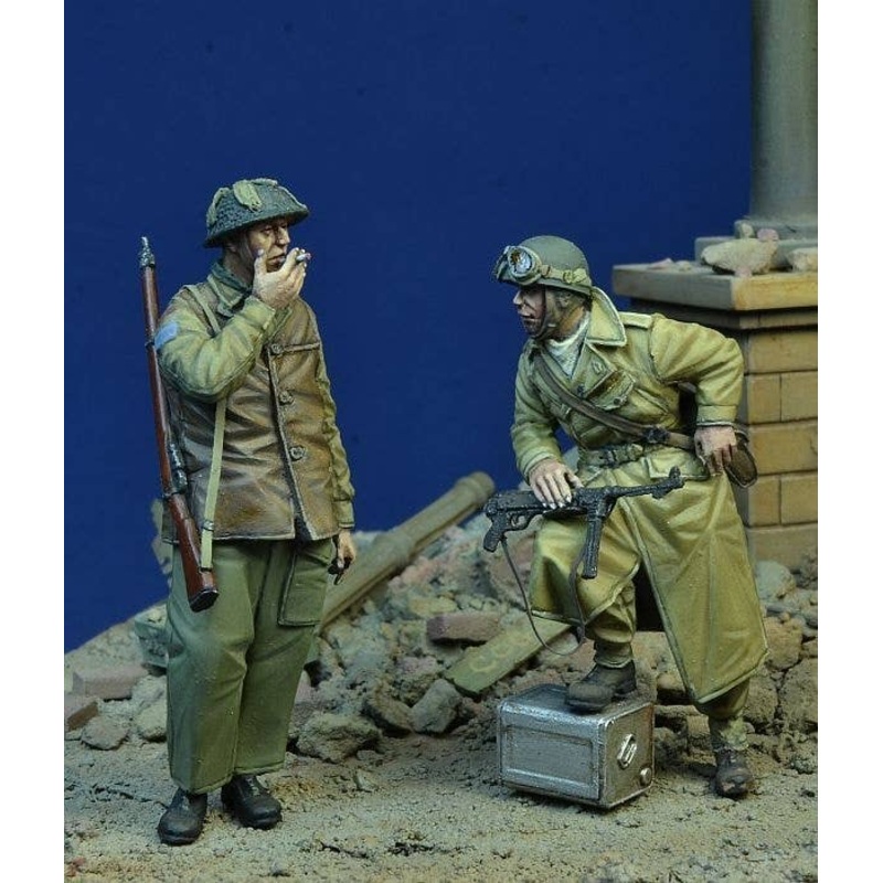 1/35 WW.II Canadian Army Smoked Canadian Army Infantry and Motorcyclist Set (Set of 2)