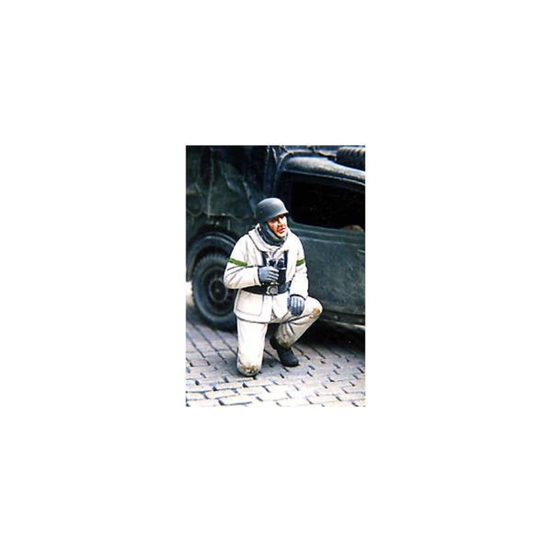 1/35 WWII Fallschirmjaeger Officer in Winter Clothing