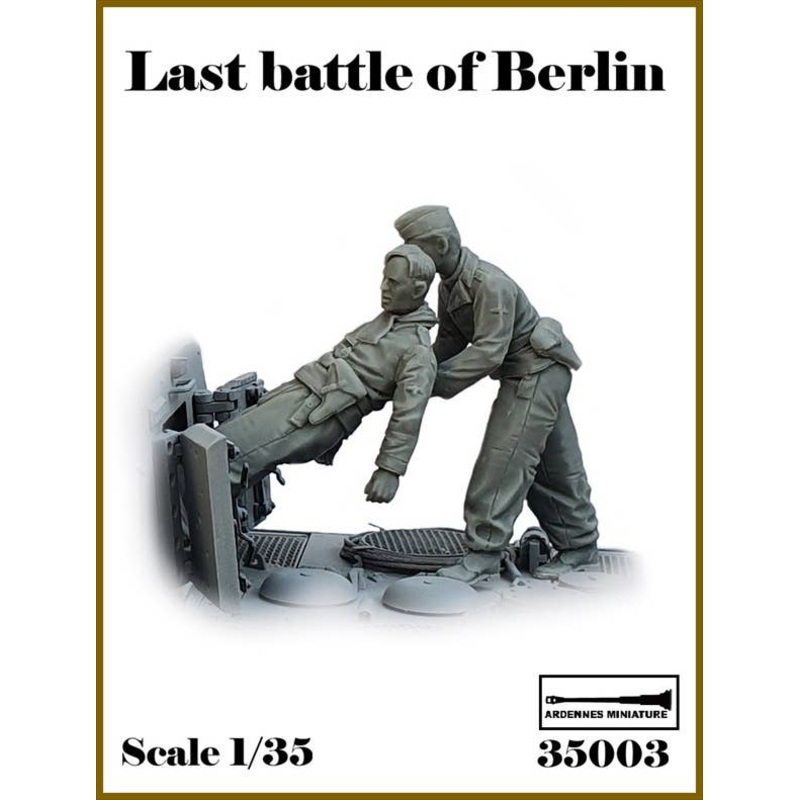 1/35 WWII German Berlin Last Battle #3 Tank Crew Carrying the Wounded (2pcs)