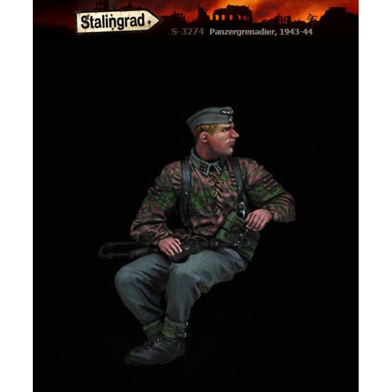 1/35 WWII Germany Panzergrenadier Noncommissioned Officer Sitting and Looking Behind 1943-44