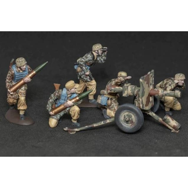 1/32 German Paratroopers with 10.5cm LG42 (Tropical Uniform) WWII (10 figures)