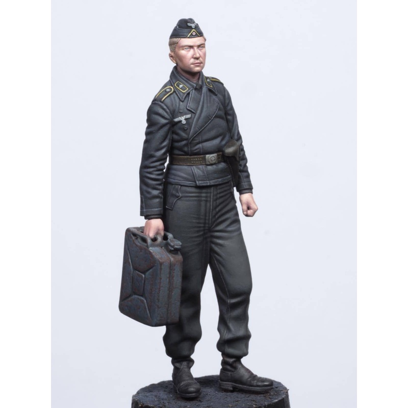 1/16 WWII German Wehrmacht tank crew carrying jerry cans