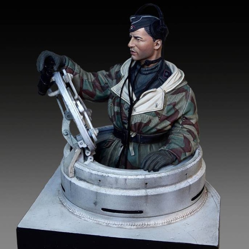 1/16 German tanker in winter dress with Tiger I Early cupola