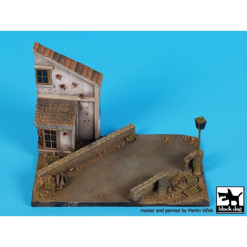 1/72 Street with House and Lamp Base