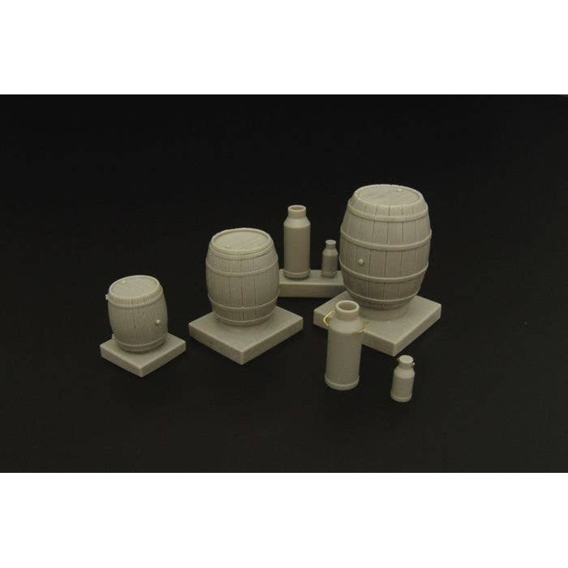 1/35 Wooden Barrels and Milk Cans