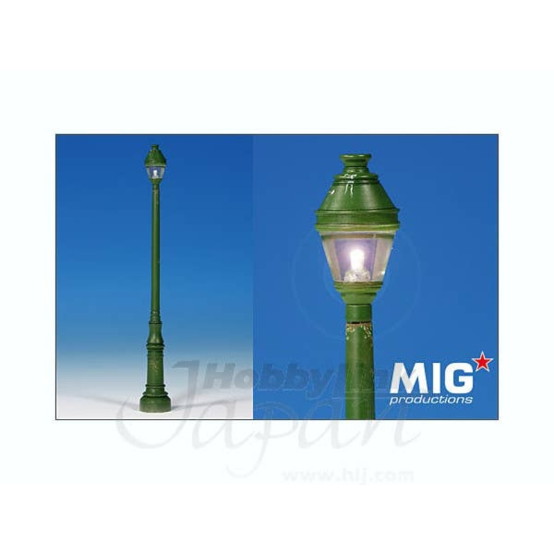 1/35 European Street Lamp w/Clear Resin Light