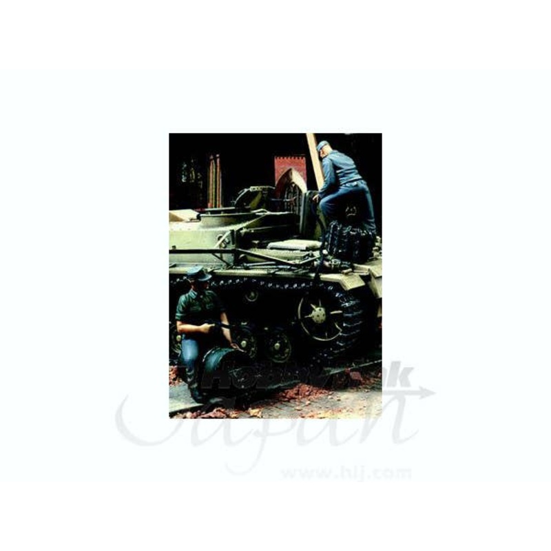 1/35 German Crew Refueling Tank WWII 2 Figures