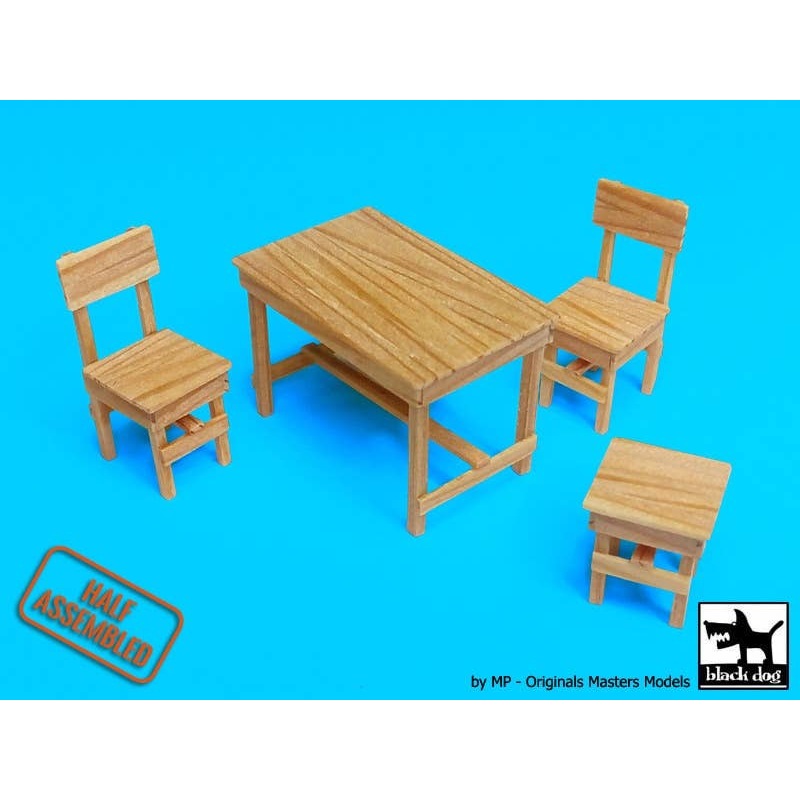 1/35 Wooden Table And Chairs