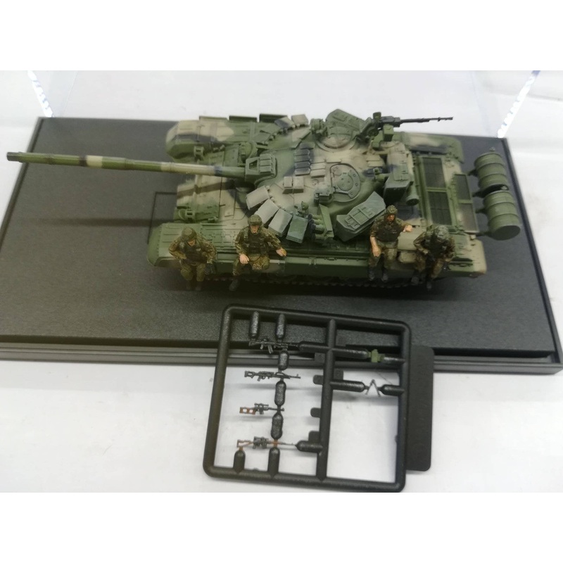 1/72 Russian T-72BM Main Battle Tank in Chechnya Area with 4 Soldiers 2010s