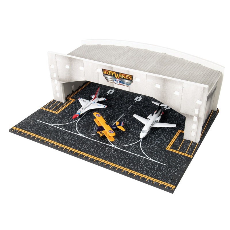 Taxi Way and Hangar | 16106 | HotWings