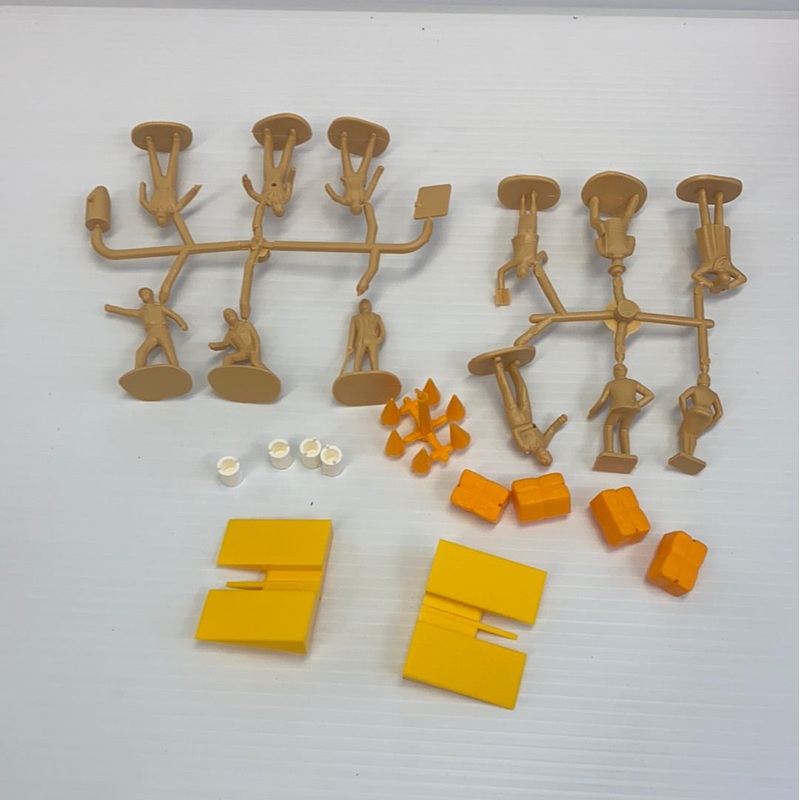 Scalextric Spectators 12 Figures W/ track accessories  (Unpainted) 1/32 Scale |CC706 |HORNBY