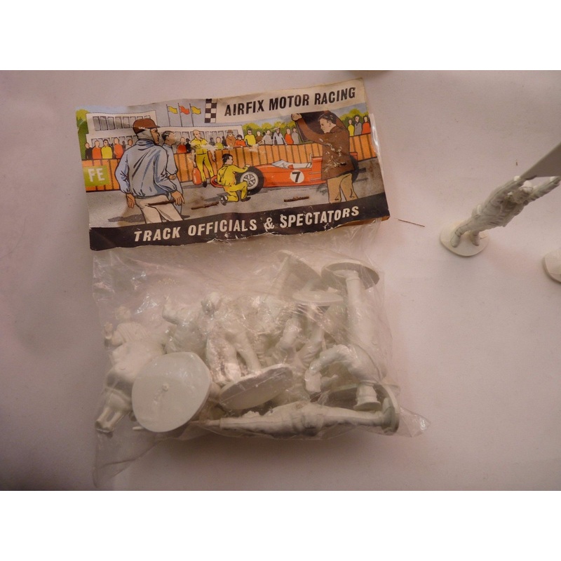 Motor Racing Track Official & Spectators 12 Figures(Unpainted) |AIRFIX