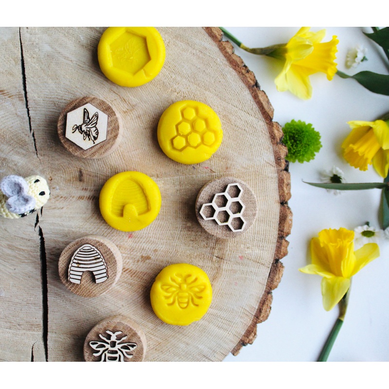 Curiosity Corner Oak Stamps - Bumble Bee