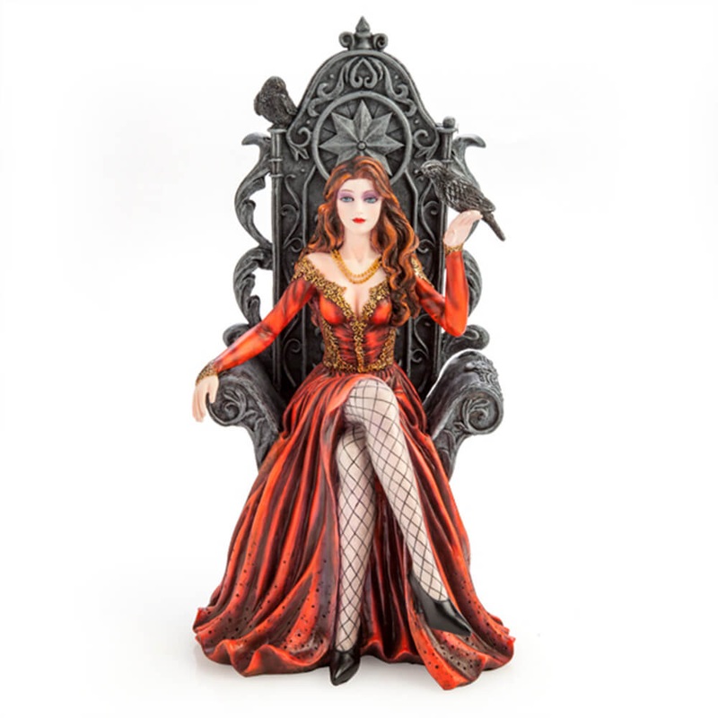 Reine rouge sur le trne avec une figurine corbeau